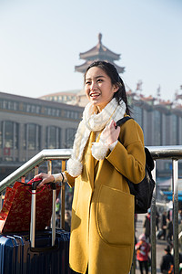 旅途过年亚洲人青年女人在站前广场图片