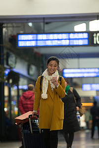 北漂成年人户内走廊青年女人在火车站背景