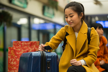 漂亮的人亚洲乘客青年女人在火车站图片