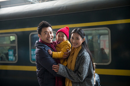 女儿回家户外幸福家庭在车站月台背景图片