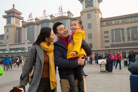 女儿摄影童年幸福家庭在站前广场高清图片