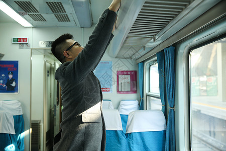 度假亚洲仅成年人青年男人在火车上高清图片