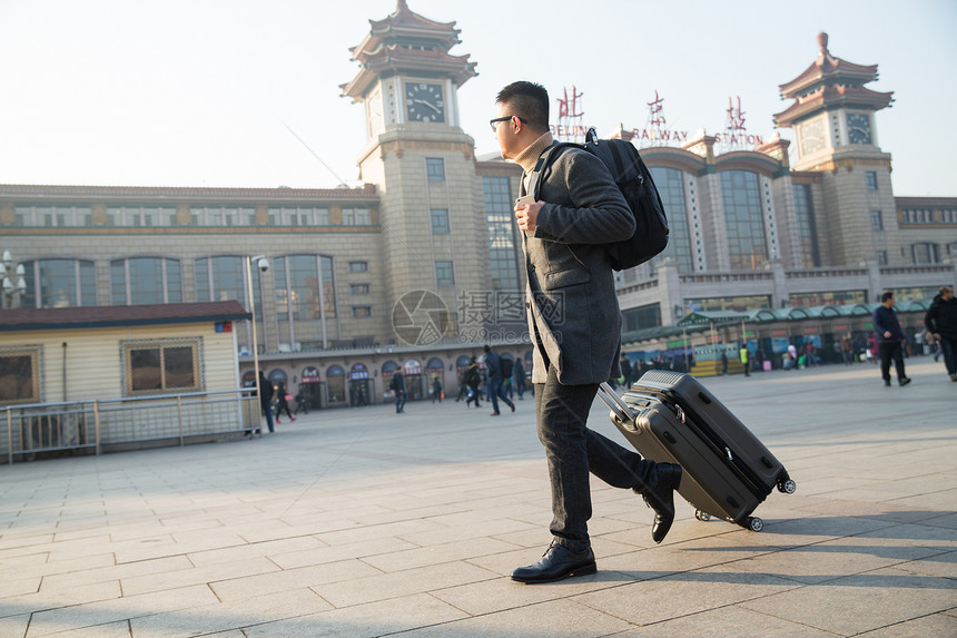 广场彩色图片背包客青年男人在火车站图片
