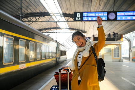 火车快乐旅游青年女人在车站月台图片