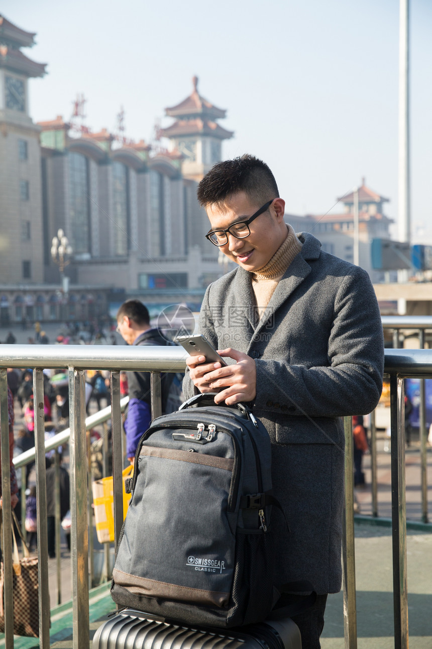 彩色图片春节城市风光青年男人在火车站图片