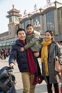 旅游快乐乘客幸福家庭在火车站图片