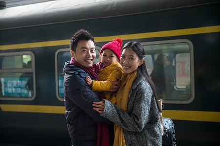 厚衣服旅行表现积极幸福家庭在车站月台图片