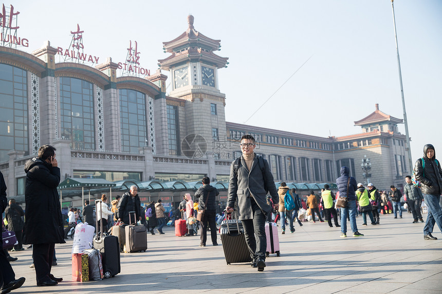 白昼人背包青年男人在火车站图片