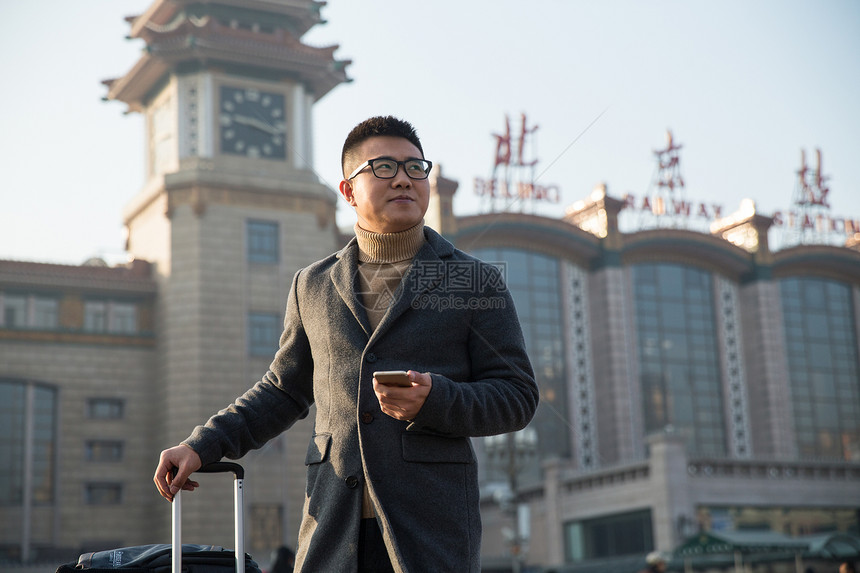 建筑交通乘客青年男人在火车站图片