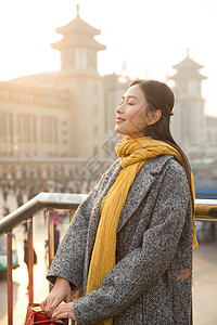 运送亚洲人青年人成年人东方人青年女人在站前广场背景