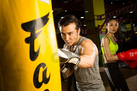 亚洲人摄影青年人教练指导年轻女子拳击高清图片