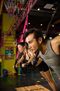 20到24岁健壮运动青年人在健身房里健身图片