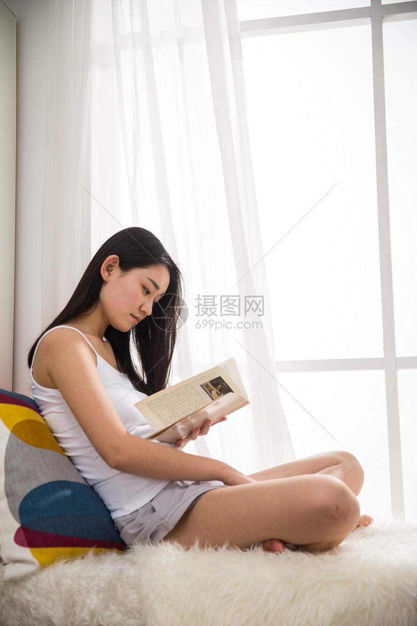 安静20多岁成年人青年女人看书图片