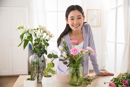 插画家庭花艺休闲装休闲青年女人的家庭生活背景