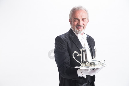 责任成年人肖像一个男侍者托着银餐具高清图片