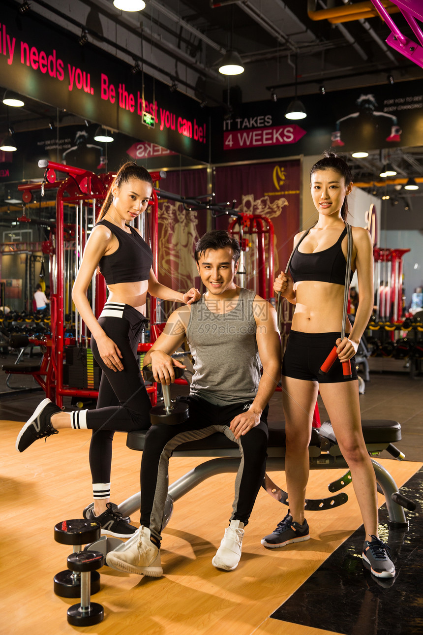亚洲人仅成年人健身设备青年人在健身房里健身图片