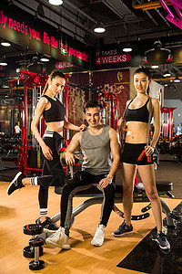 亚洲人仅成年人健身设备青年人在健身房里健身图片