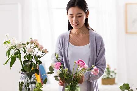 插画独处活力青年女人的家庭生活图片