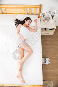摄影侧卧躺着青年女人在卧室睡觉图片