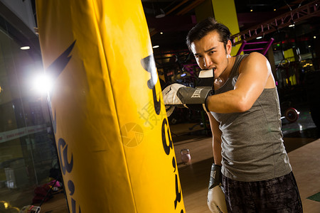 拳击练习健康健身器械青年男人在健身房里健身图片