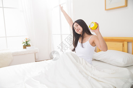 卧室户内亚洲青年女人起床图片