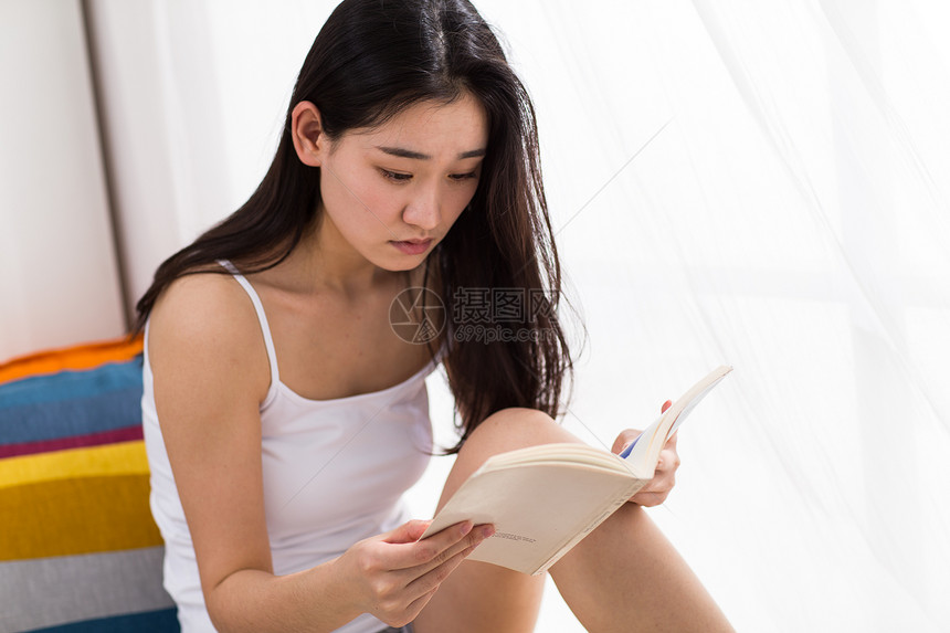青年人纯洁床青年女人看书图片
