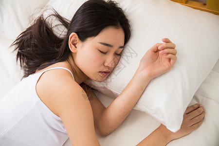 床上用品户内休息青年女人在卧室睡觉图片