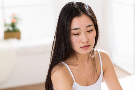 青年人户内舒适青年女人在卧室图片