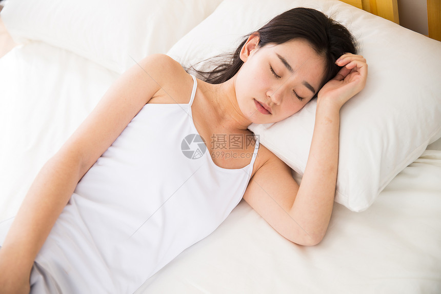 亚洲休息独处青年女人在卧室睡觉图片