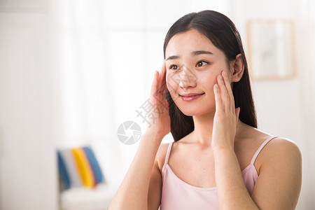 吊带卧室美女青年女人涂抹润肤露图片