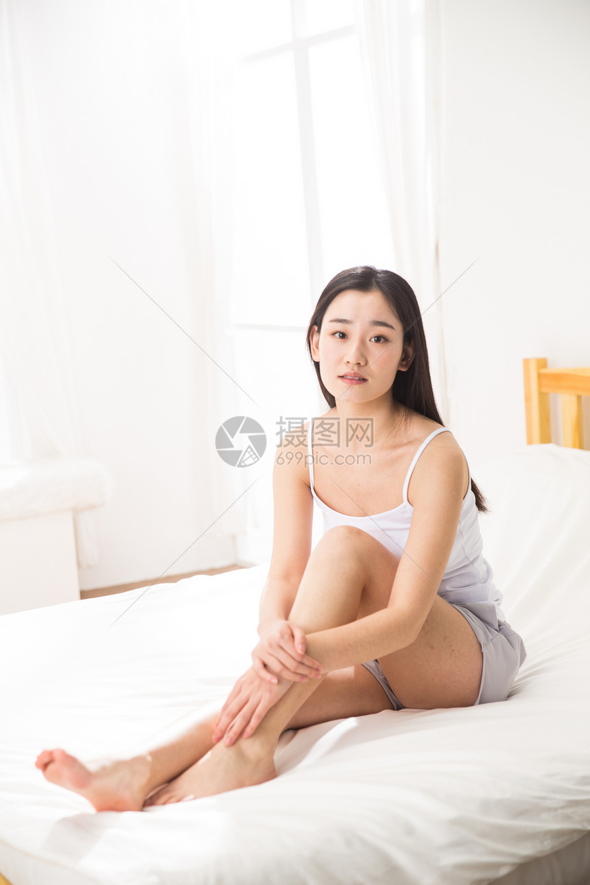 窗户卧室床上用品青年女人坐在床上图片