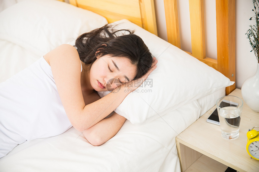 20多岁亚洲枕头青年女人在卧室睡觉图片