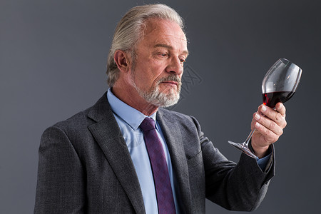 香醇红葡萄酒酿制图片预期彩色图片仅一个老年男人权威商务老年男人背景