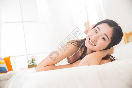 亚洲成年人放松青年女人趴在床上图片