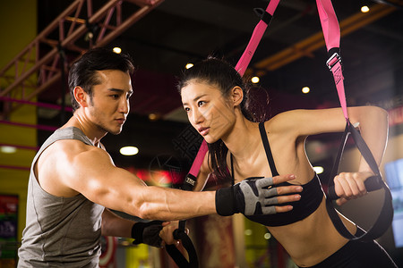 锻炼休闲活动彩色图片青年人在健身房里健身图片