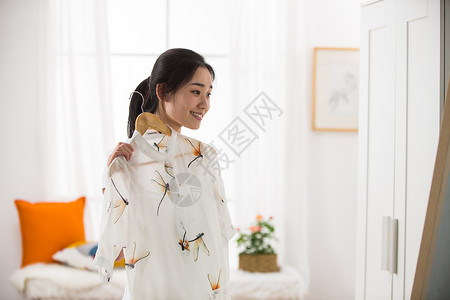 早晨人起床青年女人试衣服图片