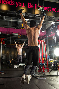 休闲健壮青年男人在健身房健身高清图片