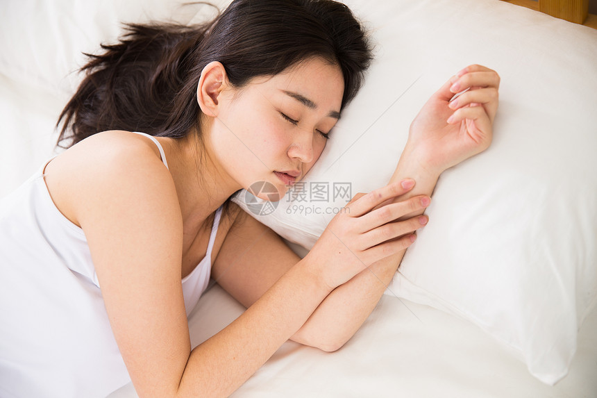 成年人20多岁背心青年女人在卧室睡觉图片