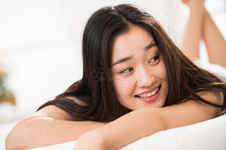 独处住房成年人青年女人在卧室的床上图片
