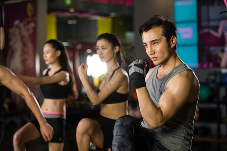 锻炼职业运动胸罩青年人在健身房里健身图片