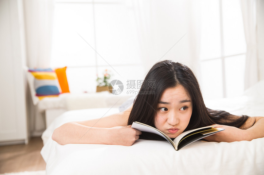 东亚人青年人青年女人看书图片