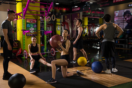 成年人女人彩色图片青年人在健身房里健身图片