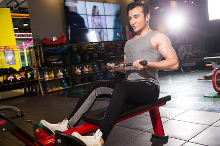 肌肉休闲活动健身俱乐部青年男人在健身房健身图片