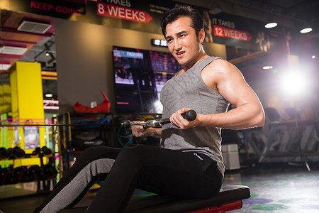 休闲活动亚洲水平构图青年男人在健身房健身图片