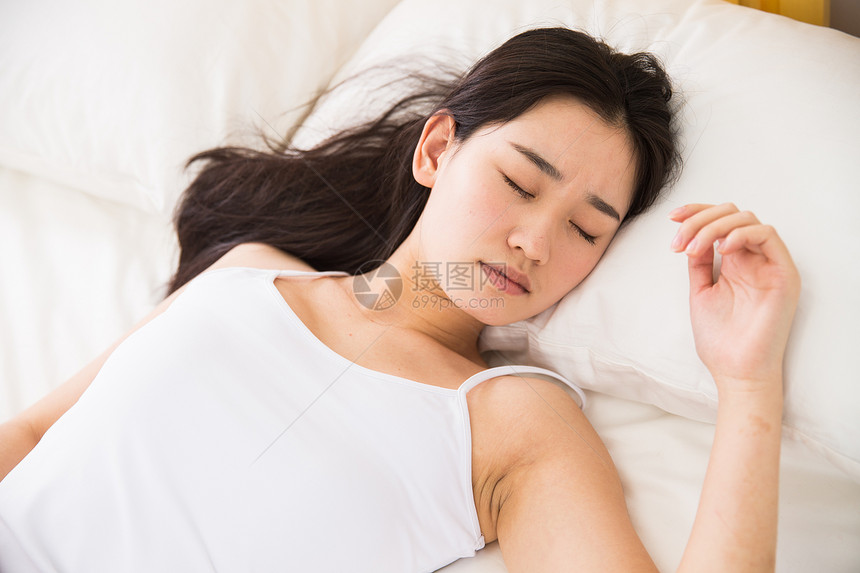 睡衣摄影背心青年女人在卧室睡觉图片