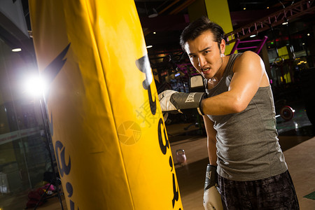 拳击武术青年男人在健身房里健身背景