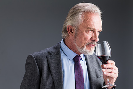 财富成就权威商务老年男人品酒图片