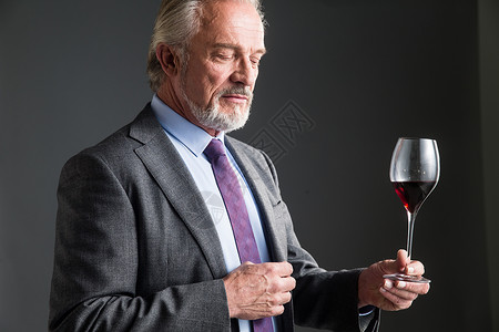权威商务老年男人品酒背景图片