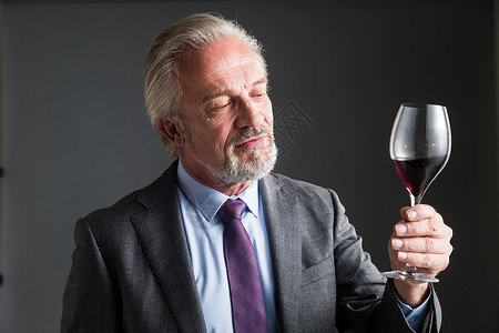 自信权威商务老年男人品酒图片