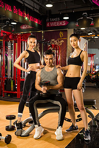 塑身休闲装体育器材青年人在健身房里健身图片